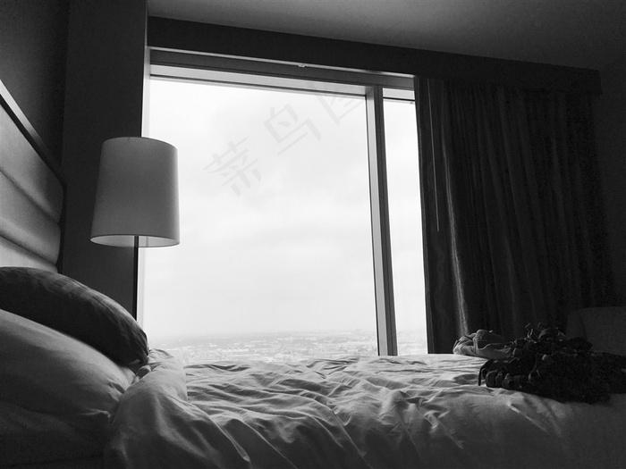 整齐干净的床摄影图片