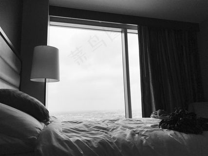 整齐干净的床摄影图片