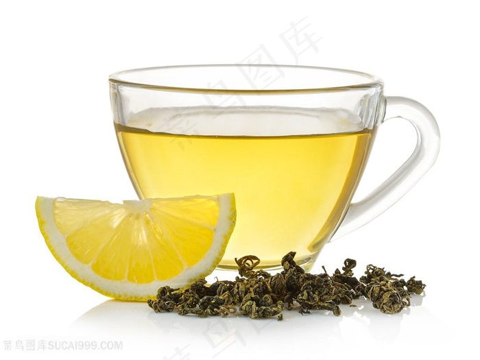 在柠檬片和茶叶后面的柠檬水