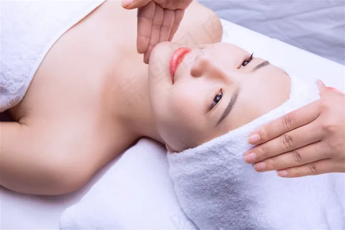 做头部按摩的美女摄影图