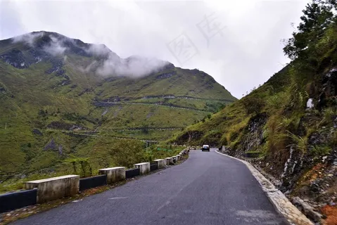 广西大化山脉公路自然风景写真图片