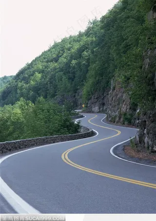 绿色山脉中的盘山公路