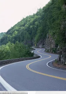 绿色山脉中的盘山公路 绿色山脉中的盘山公路