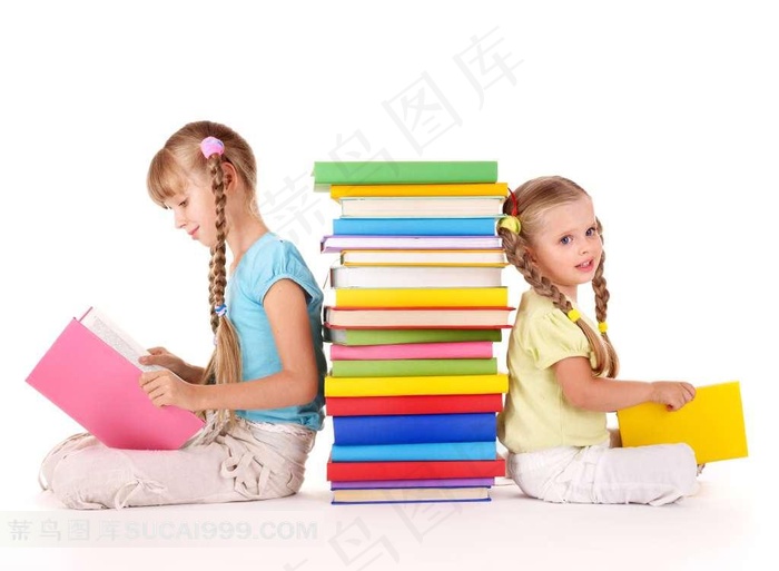 坐在书边上的女孩