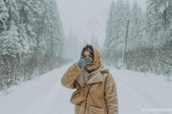 冬季雪天美女图片