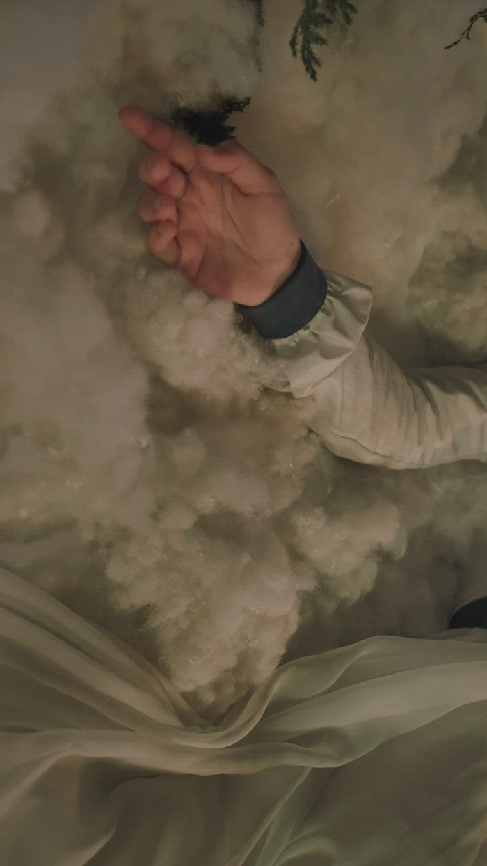 冬天化妆的女孩躺在棉花上