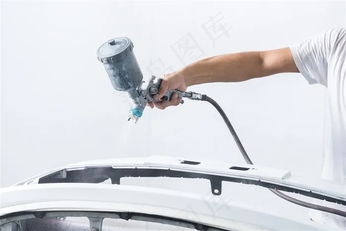 正在给汽车喷漆的工作人员