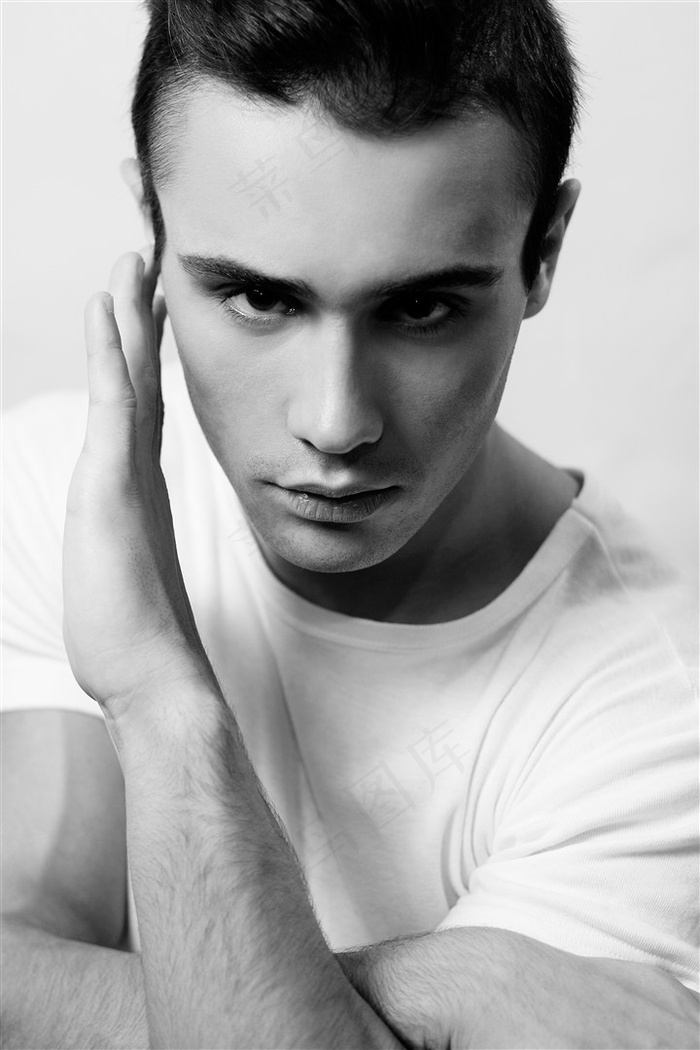 手放在耳边的男子