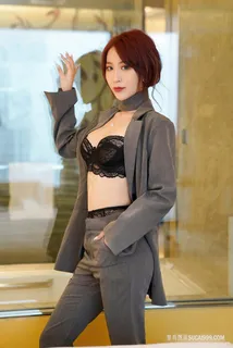 穿着西装的美女周慕汐性感美女脱衣图片