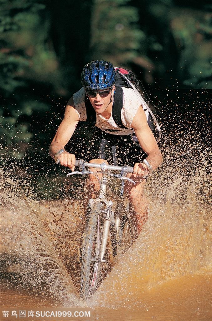 户外运动-骑车的运动员
