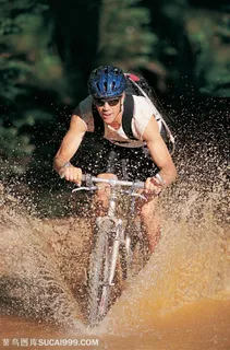 户外运动-骑车的运动员