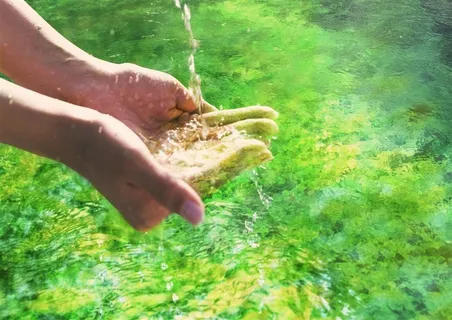 唯美手捧流水素材图片