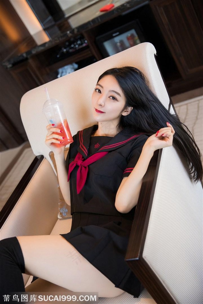 喝饮料的性感超短裙美女小热巴图片