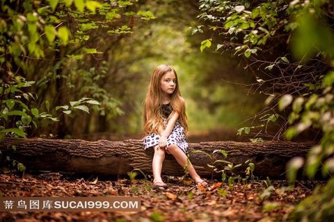 坐在丛林中的儿童图片