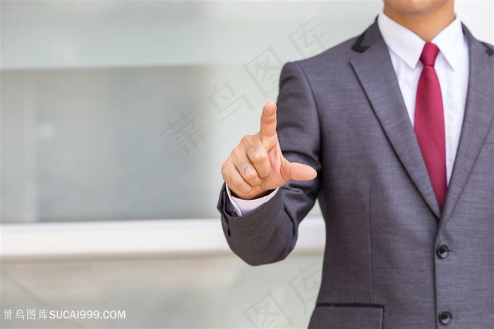 点击屏幕的商务人士高清图