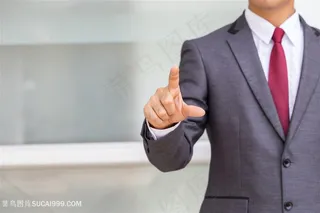 点击屏幕的商务人士高清图