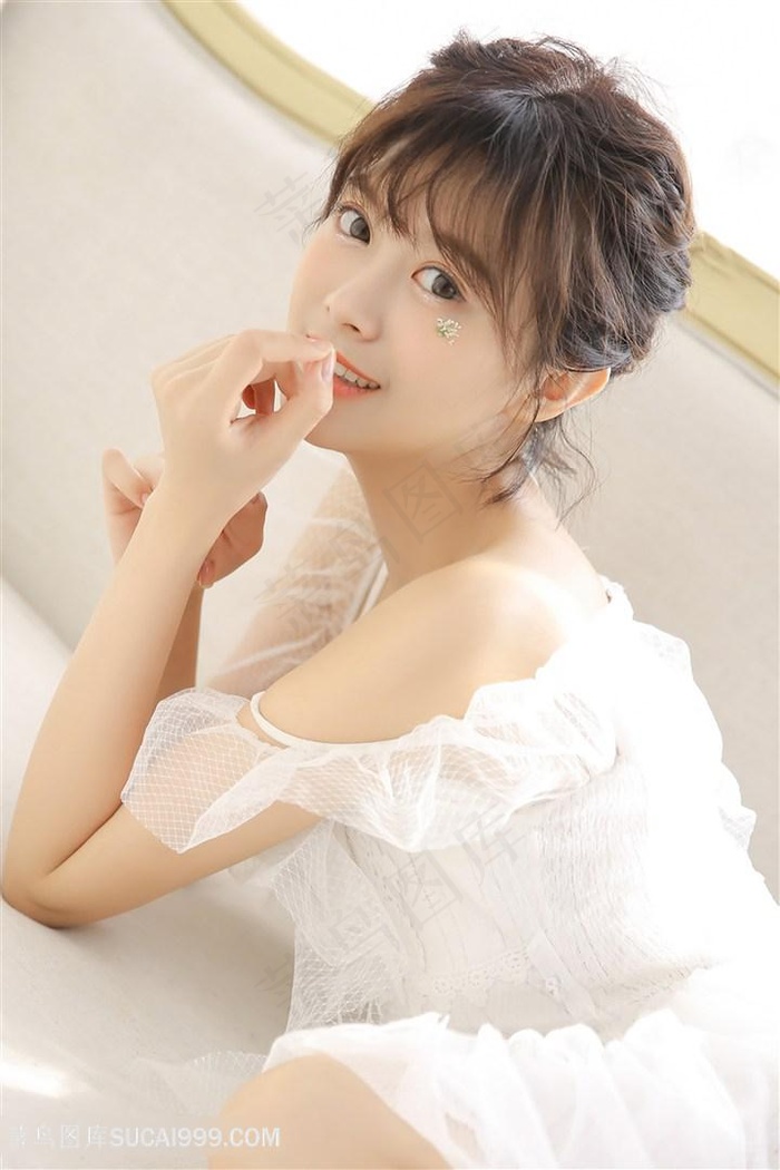 趴在沙发上的高清美女图片