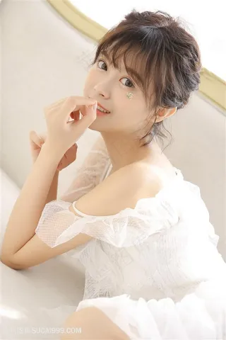 趴在沙发上的高清美女图片