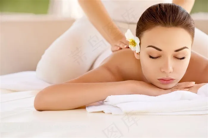 按摩推油的SPA半裸美女