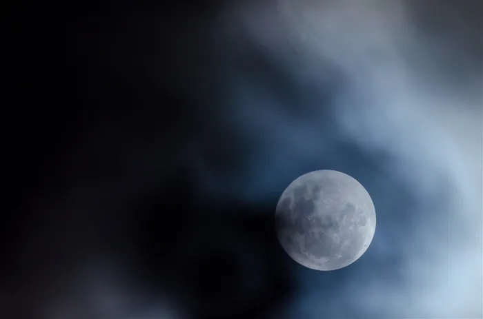 圆圆的月亮摄影图