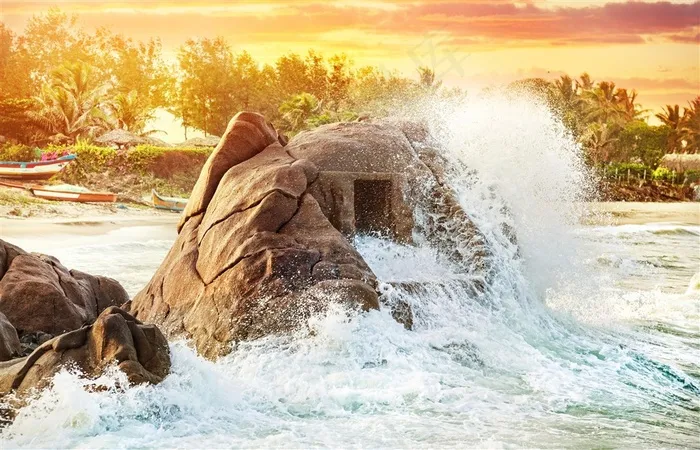高清海边浪花撞击石头水花风景图片