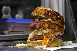 黄色美味汉堡摄影素材