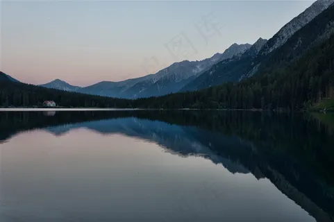 湖边群山倒影拍摄图 湖边群山倒影拍摄图