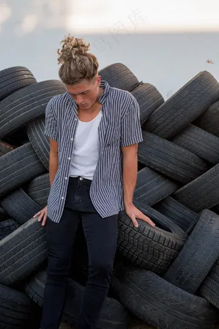 孤独伤感男人图片