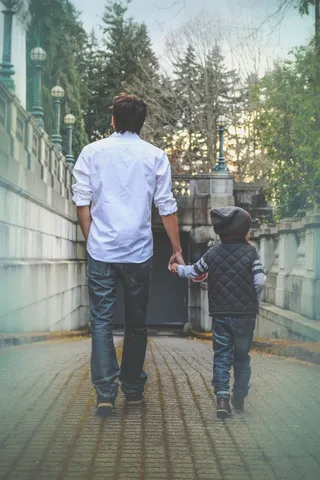 父亲和孩子的背影图片