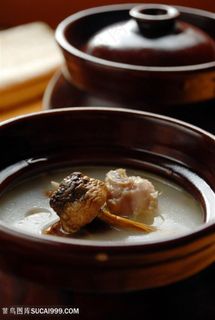 松茸煲土鸡的美食图片