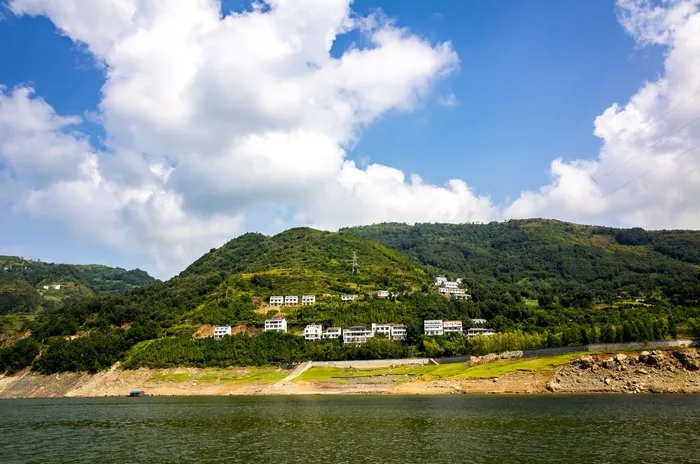 山区水库景色