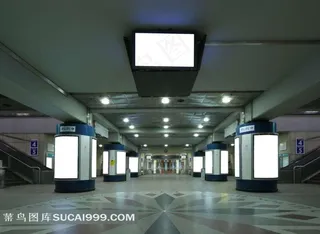 地铁通道广告牌图片