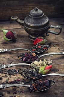 茶壶和汤匙并排在一起