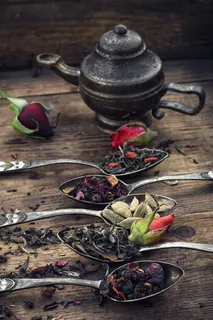 茶壶和汤匙并排在一起 茶壶和汤匙并排在一起