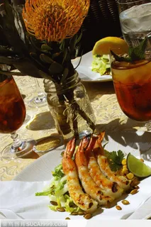 餐桌上的美酒与海虾