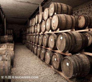 地窖堆中存放红酒的橡木桶