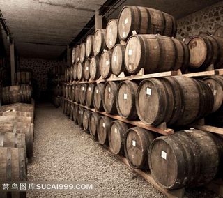 地窖堆中存放红酒的橡木桶