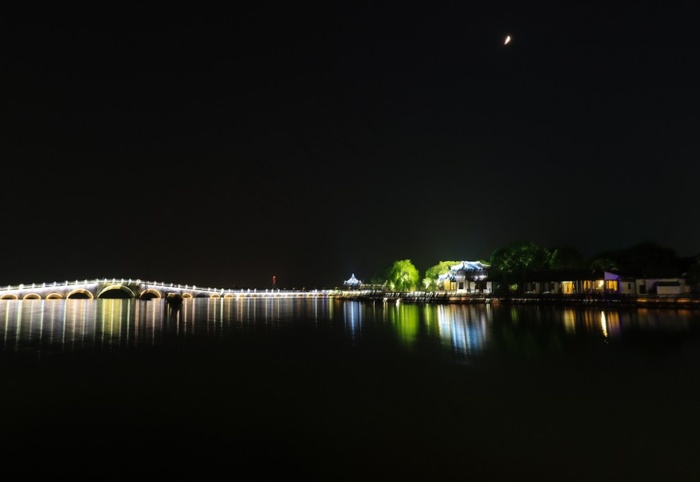 苏州周庄古镇南湖秋月园夜景