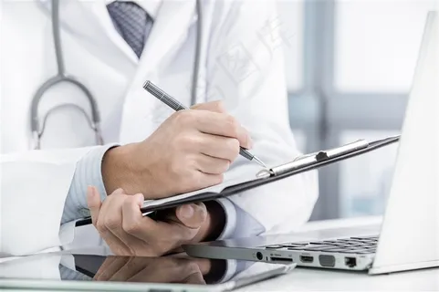 正在写字的医生