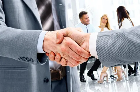 穿西装男士握手手势图片 穿西装男士握手手势图片