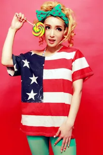 手拿糖果的可爱少女