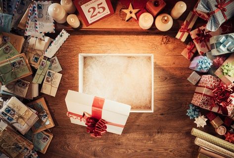 信件蜡烛与各种礼物盒摄影