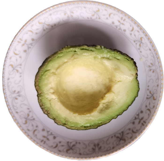 瓷碟带核半个牛油果切开去核果绿色油脂瓤免抠摄影实拍实物元素素材