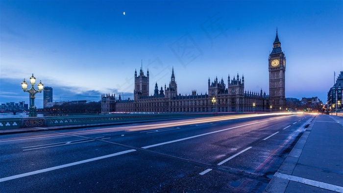 夜色降临的异国风情街景