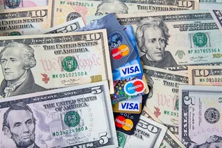 放在一堆钱中间的信用卡