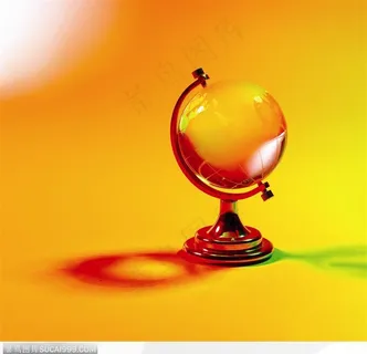 黄色灯光下的精致水晶地球仪图片素材