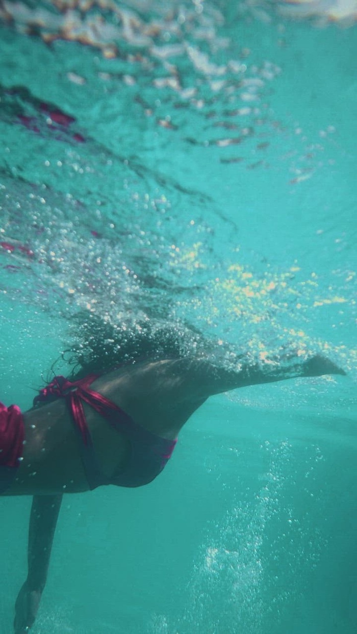 从水下看到的游泳池里游泳的女孩