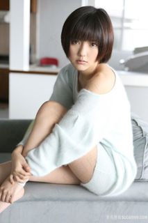 坐在沙发上的高清日本短发美女图片