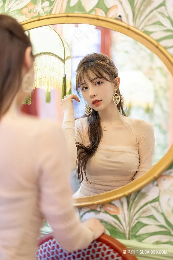 照镜子的甜美女神刘奕宁图片