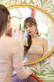 照镜子的甜美女神刘奕宁图片